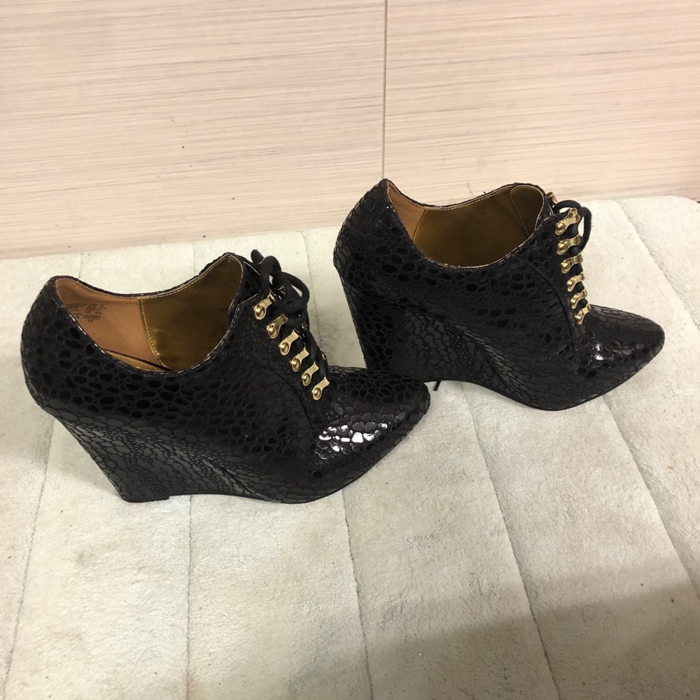 Sassy black wedge
